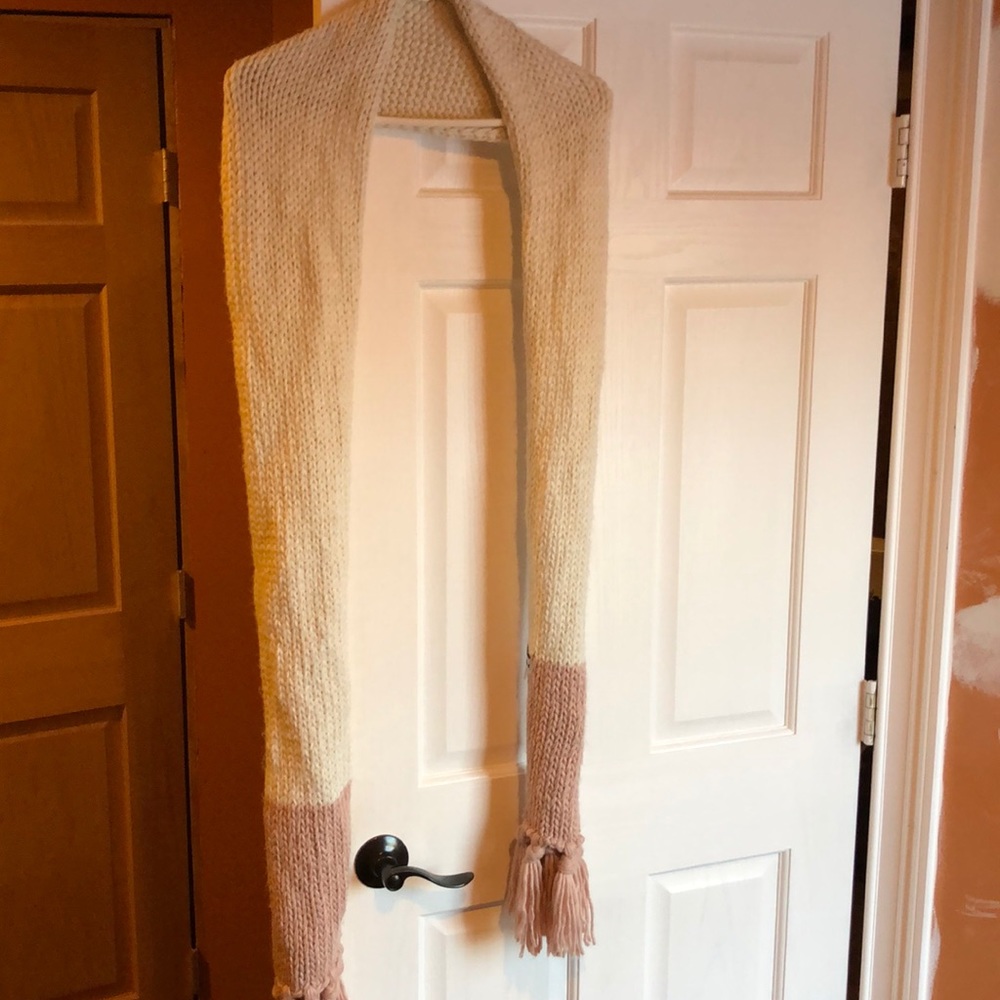 Kittenish scarf